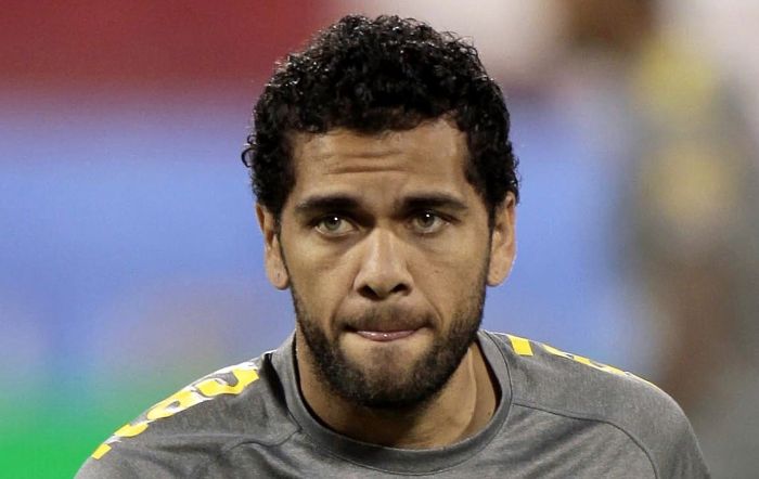 O lateral-direito Daniel Alves será operado nesta quarta-feira em Barcelona | Karim Jaafar/AFP