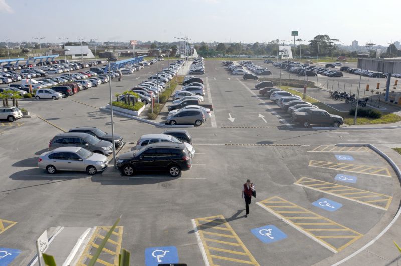 Infraero diz que aumento no número de vagas encareceu manutenção do estacionamento | Daniel Caron/ Gazeta do Povo