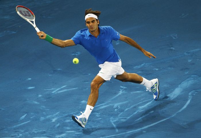 Roger Federer teve dificuldades com o escorregadio saibro azul, além do forte saque de Raonic, mas venceu na estreia em Madri | Susana Vera/Reuters