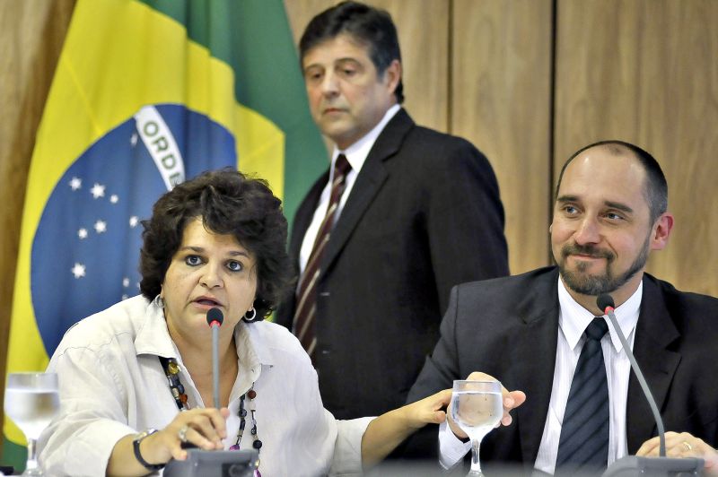 Mendes Ribeiro (em pé), Izabella Teixeira e Luís Inácio Adams disseram que o novo texto resgata acordo feito no Senado | José Cruz/ABr
