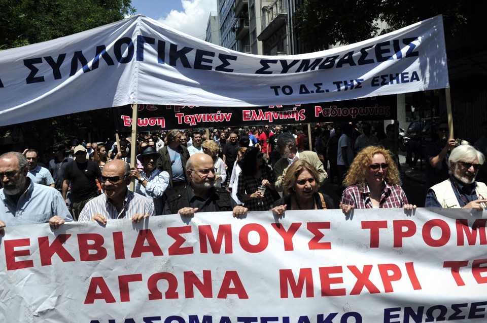 Jornalistas gregos sairam às ruas de Atenas para protestar contra os efeitos da crise | AFP PHOTO / LOUISA GOULIAMAKI