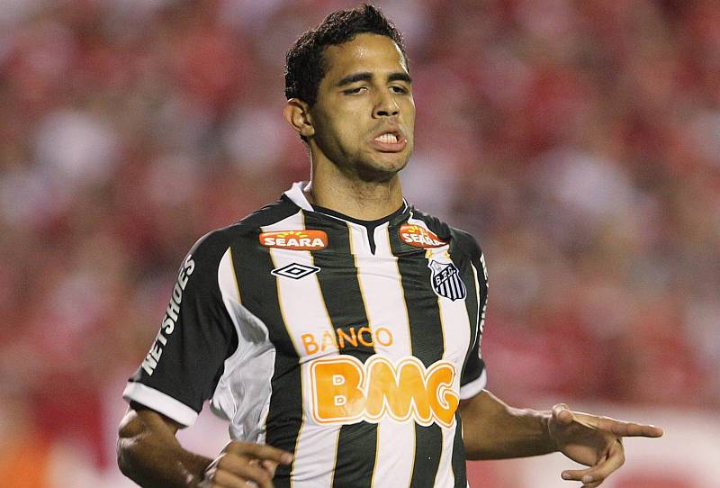 O Santos tem interesse em renovar com Alan Kardec. Jogador pode perder segundo jogo da final da Libertadores | Edison Vara / Reuters