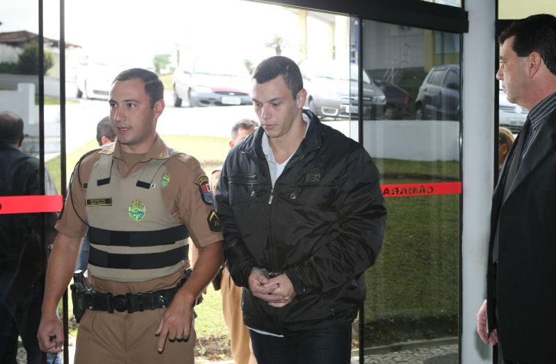 Registro da chegada do réu ao julgamento na manhã desta segunda-feira | Aniele Nascimento / Agência de Notícias Gazeta do Povo