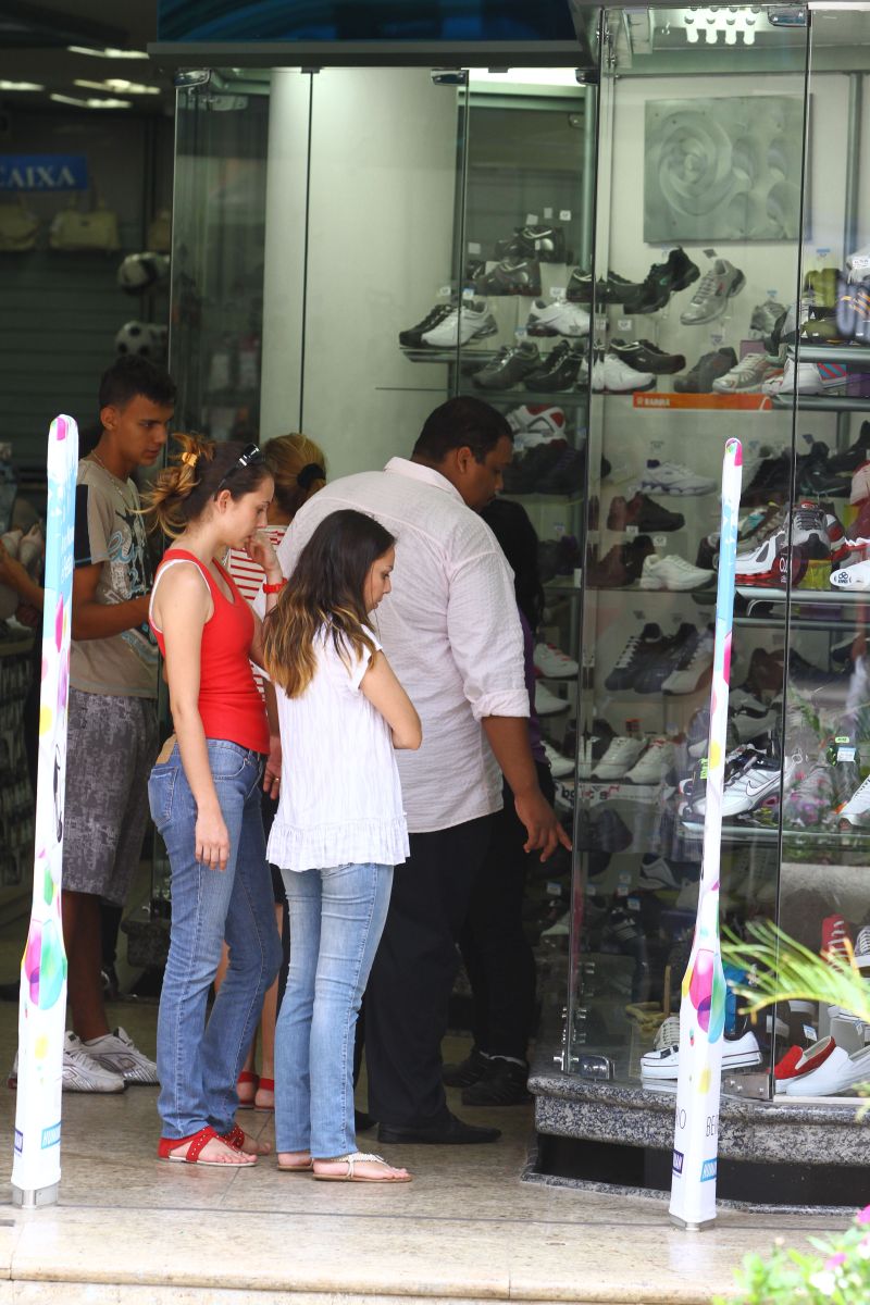 Taxa média cobrada pelo comércio baixou de 4,87% para 4,77% ao mês em abril | Gilberto Abelha/ Gazeta do Povo