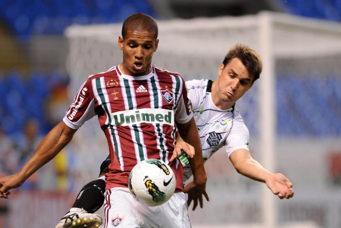 Samuel Rosa tenta se livrar da marcação do Figueirense no empate em 2 a 2 no Engenhão | Dhavid Normando/Photocamera