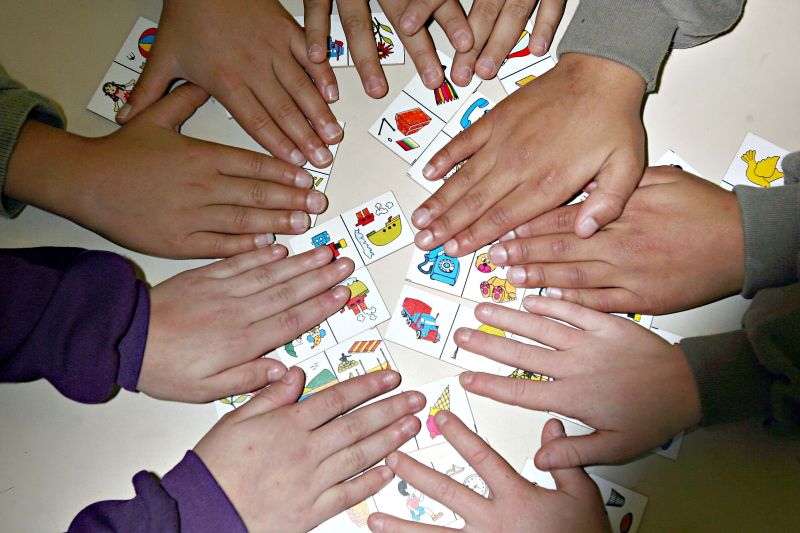 Crianças da Casa de Acolhimento Pequeno Cidadão brincam de dominó: metade dos abrigados estão ali por causa do crack | Felipe Rosa/ Gazeta do Povo