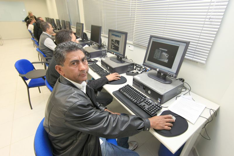 Juraci Pereira cadastrou o currículo em sites de emprego: acesso à internet ampliou as chances de ele conseguir um trabalho | Ivonaldo Alexandre/ Gazeta do Povo