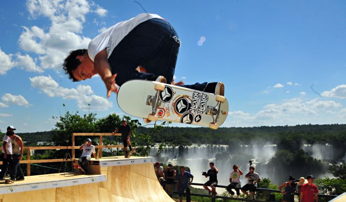 Skatista faz manobra na apresentação de candidatura de Foz em 2011: cidade receberá o X Games em 2013 | Marcos Labanca / Gazeta do Povo