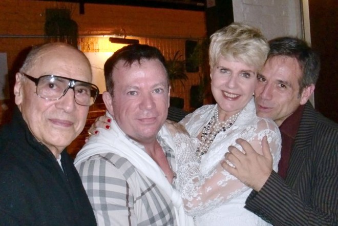 O médico Eliseu Portugal (de xadrez) com o estilista Ugo Castellana (à esq.), a ex-modelo Lucy Planet e o artista plástico Paulo Von Poser durante jantar no restaurante Ruaa, recém-inaugurado na Vila Madelena, em São Paulo. A casa tem entre os sócios Paulo Planet, filho de Lucy, grande amiga de Eliseu |