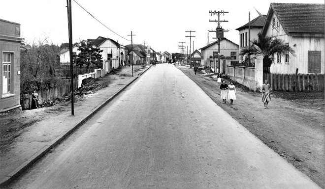O asfalto elimina a empoeirada rua de saibro, era o progresso chegando ao Bairro do Portão, em 1952 | 