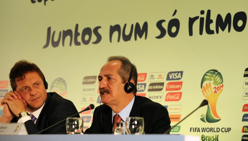Jerome Valcke, representante da Fifa, (e) e o ministro dos esportes, Aldo Rabelo, na divulgação da tabela da Copa das Confederações | Vanderlei Almeida / AFP
