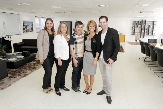 Novo espaço- A primeira-dama e presidente da Secretaria de Estado da Família e Desenvolvimento Social, Fernanda Richa, acaba de ganhar um belo presente: Luiz Maganhoto e Daniel Casagrande criaram um projeto para seu gabinete no Palácio das Araucárias, que contempla até mesmo um espaço para oração, que emocionou Fernanda. Na data da entrega do espaço, a presença de Deise e Tatiana Barros, do escritório dos profissionais, Luiz Maganhoto, Fernanda Richa e Daniel Casagrande | 