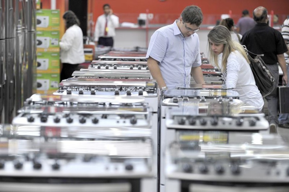 Diferentemente da indústria, o comércio ainda está vendendo mais que no ano passado. Mas, já endividadas, as famílias têm diminuído o apetite pelas compras | Fábio Rodrigues Possebom/ABr