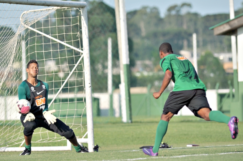 Goleiro Rafael Martins faz a defesa durante treino no Coxa | Marcelo Andrade/ Gazeta do Povo