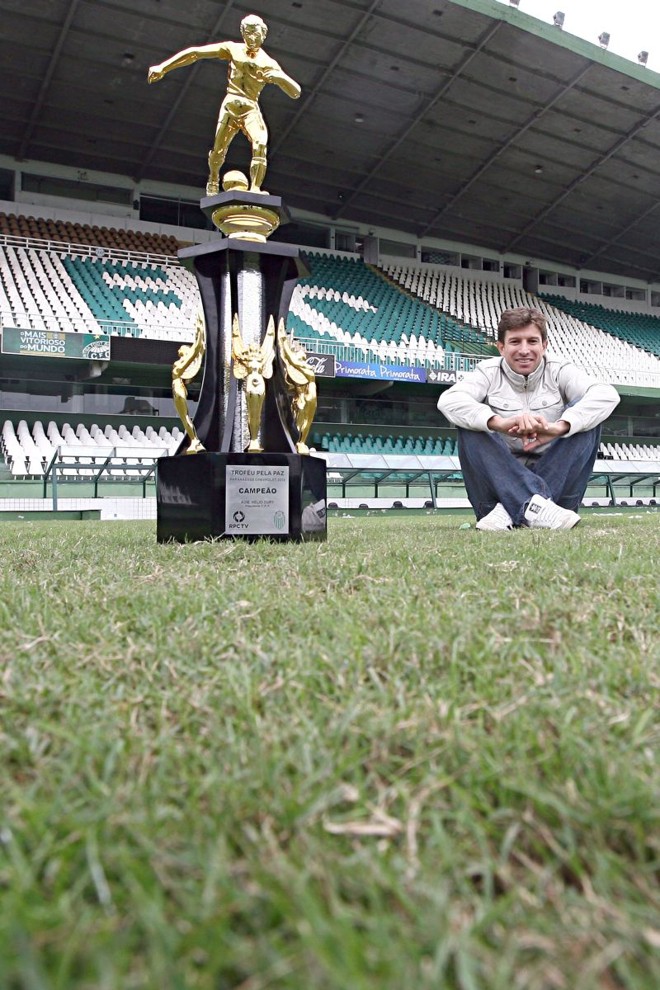 Tcheco posa ao lado da taça de tricampeão paranaense que compartilhou com os torcedores na festa de domingo no Couto Pereira | 