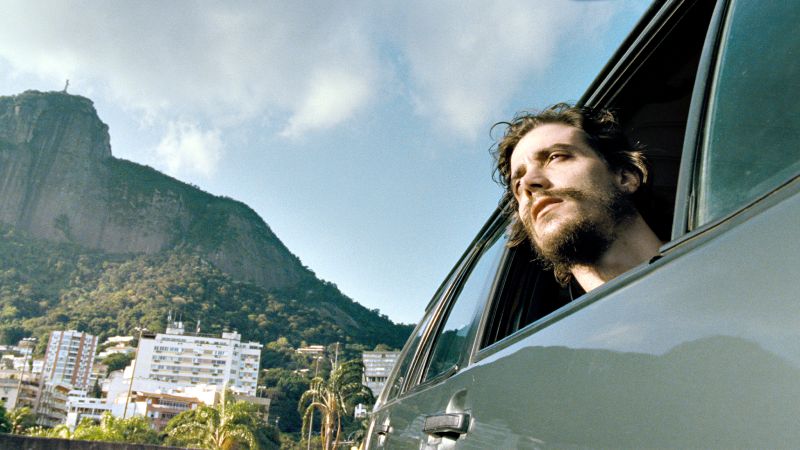 O personagem Nando (Luca Bianchi, foto acima) após deixar a prisão | Divulgação