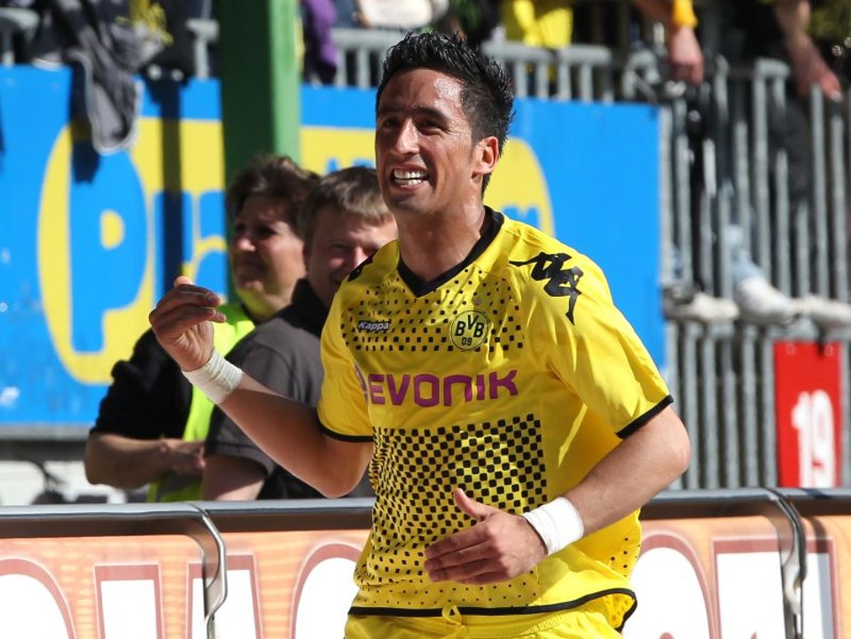 Lucas Barrios, ex-Dortmund, vai atuar ao lado de Conca no Guangzhou Evergrande, da China | AFP