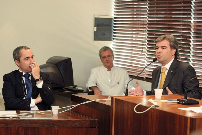 Michelotto (à esquerda) e Almeida César (à direita) durante reunião extraordinária na Assembleia Legislativa | Ivonaldo Alexandre/ Gazeta do Povo