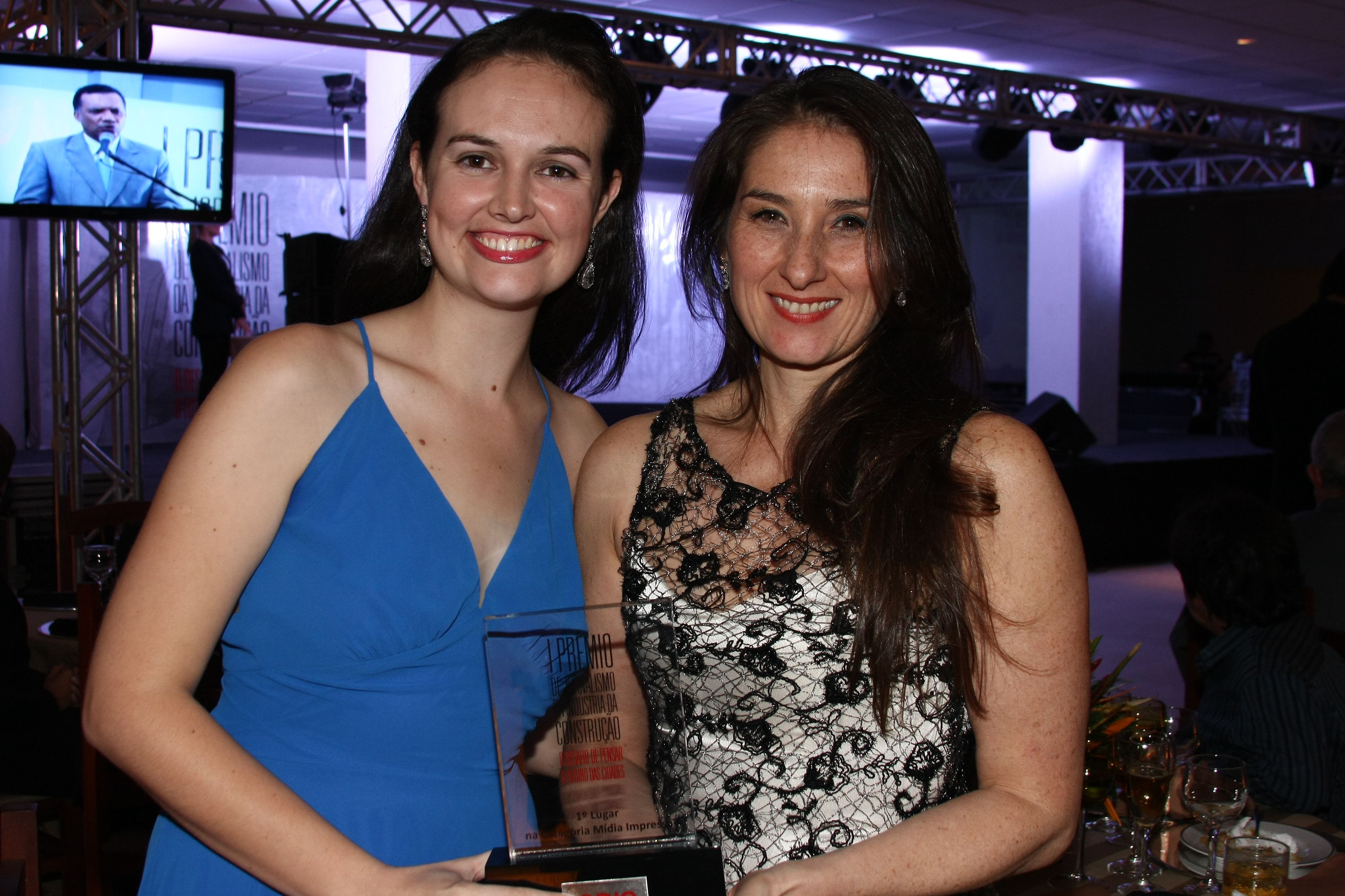 Representando a Gazeta do Povo, a jornalista Bruna Maestri Walter e a designer Joana dos Anjos receberam o prêmio em Brasília: reconhecimento por caderno especial dedicado a Curitiba | Erivelton Viana/Divulgação