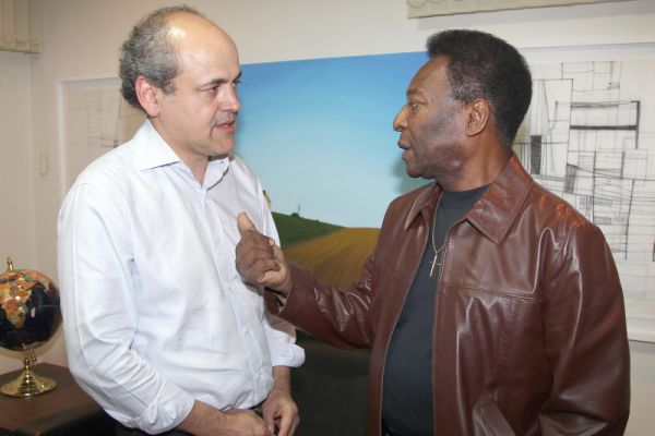 Na visita que fez ao ex-presidente Lula nesta semana, em São Paulo, o pré-candidato do PDT à prefeitura de Curitiba, Gustavo Fruet, encontrou-se com Pelé. O Rei trocou ideias com ele sobre a parceria que mantém com o Hospital Pequeno Príncipe | Ricardo Stuckert/Instituto Lula