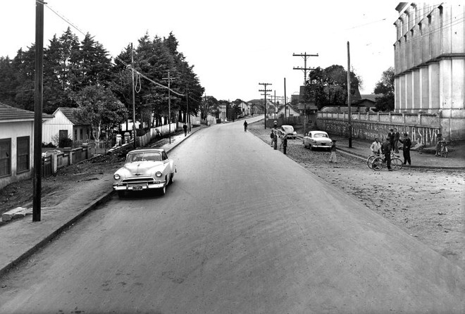Avenida República Argentina já asfaltada, ao lado da Igreja, em 1952 | 