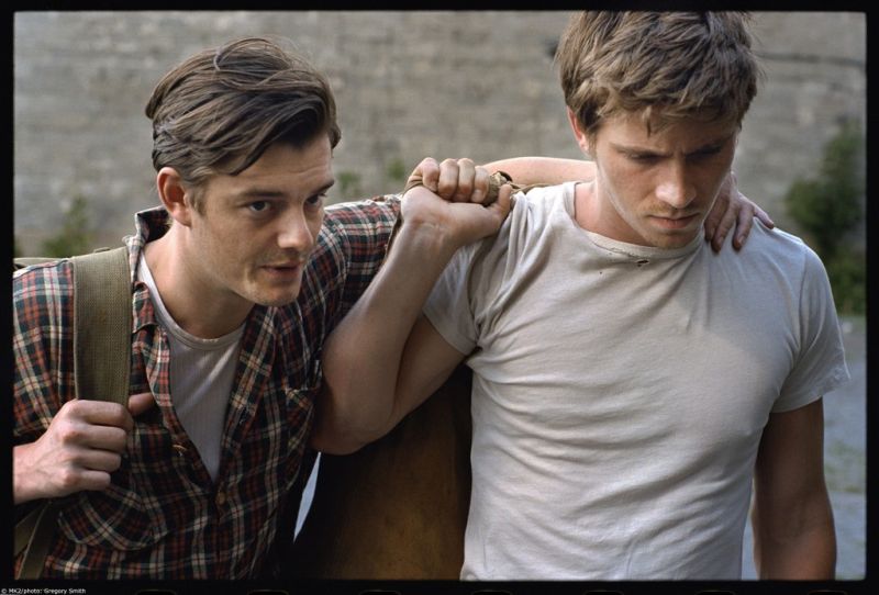 Química entre Sam Riley (à esq.) e Garrett Hedlund favorece a história de amizade | Divulgação