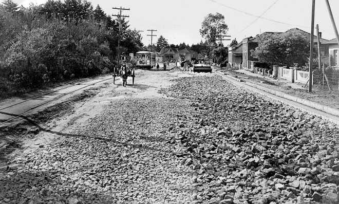 Os trilhos dos bondes ficaram, temporariamente, acima do leito a ser asfaltado na Av. República Argentina, também em 1952 | 