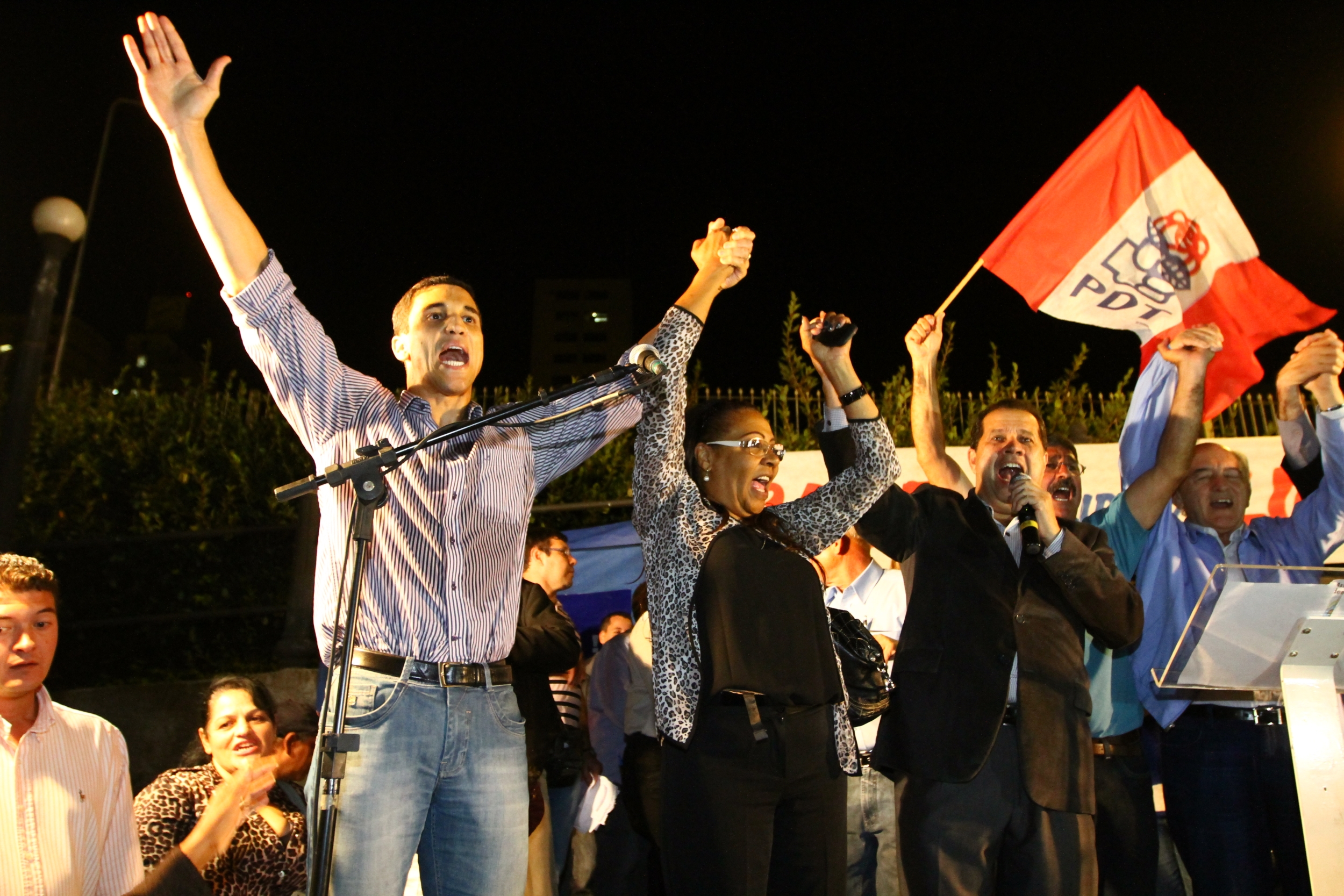 Segundo a promotoria, o ato de desagravo organizado pelo PDT possuiu "evidente natureza de propaganda antecipada irregular, na forma de comício e colocação de bandeira do partido" | Gilberto Abelha / Arquivo Jornal de Londrina