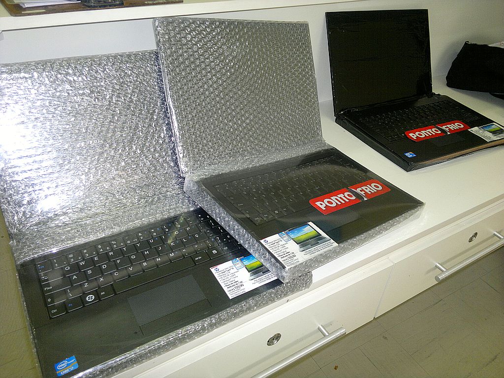 Suspeitos vendiam computadores falsos, feitos de madeira, no Centro de Curitiba | Patricia Fernanda / Agência de Notícias Gazeta do Povo