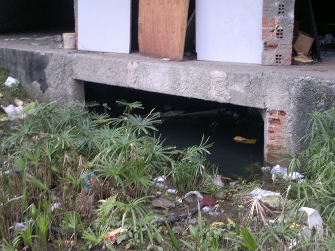 Subsolo do prédio está alagado e, segundo o Corpo de Bombeiros, tem cerca de um metro de água acumulada |