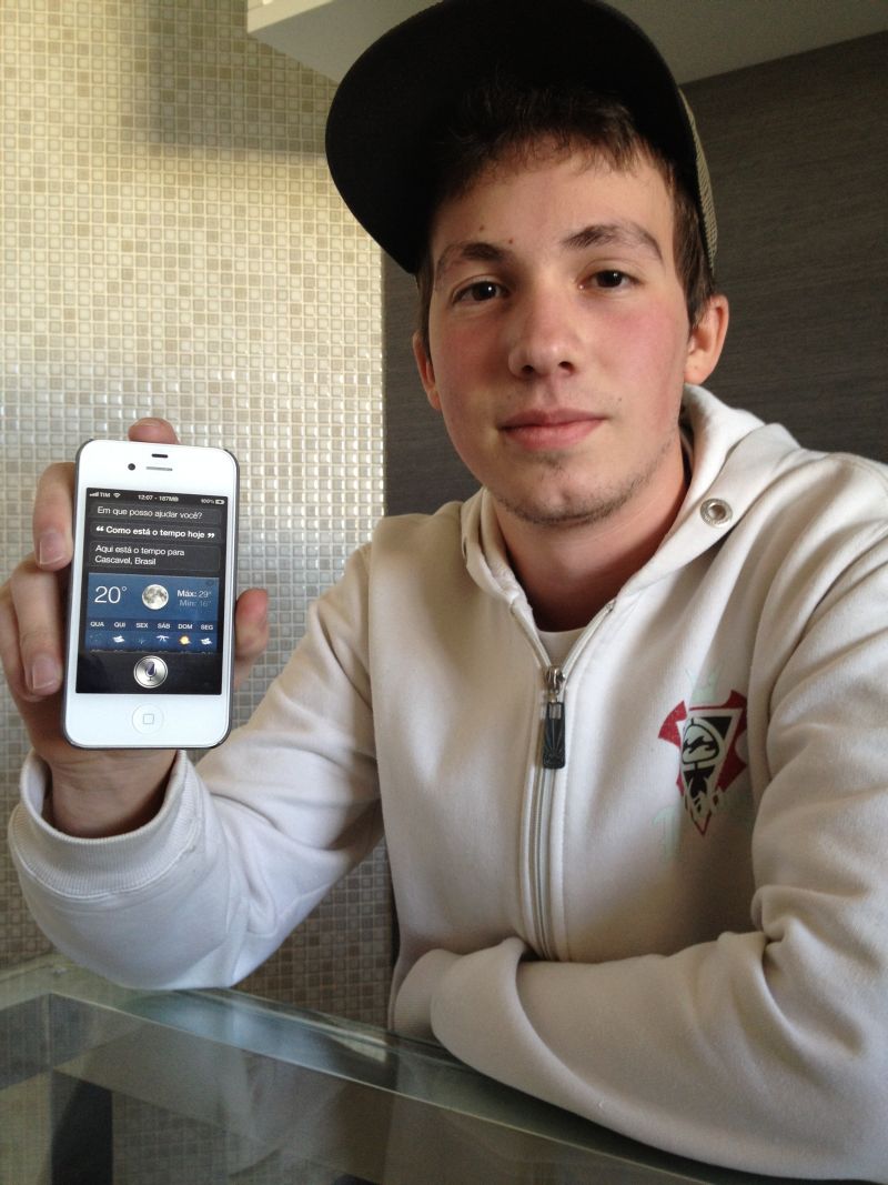 O jovem João Henrique Reichert mostra o Siri em português | Alexandre Gurtat