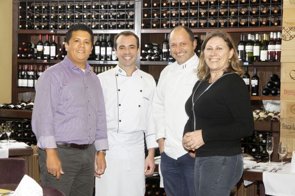 Giuliano Hahn e Celso Freire, entre os sócios do Vindouro, Eliseu Fernandes e Silvana Fetter. | Michel Willian