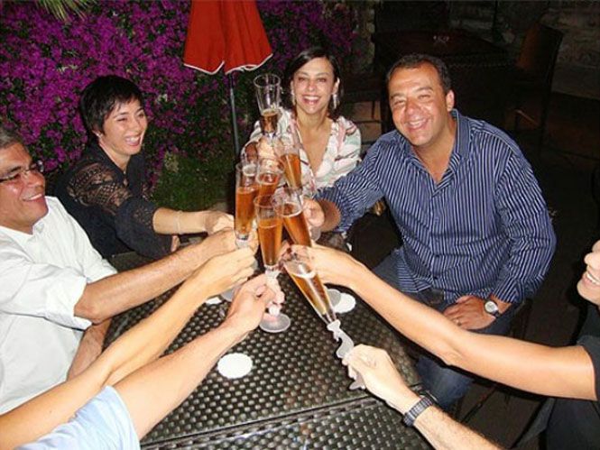 Cabral (a esq.) com um grupo de amigos: brinde em Mônaco | Blog do Antony