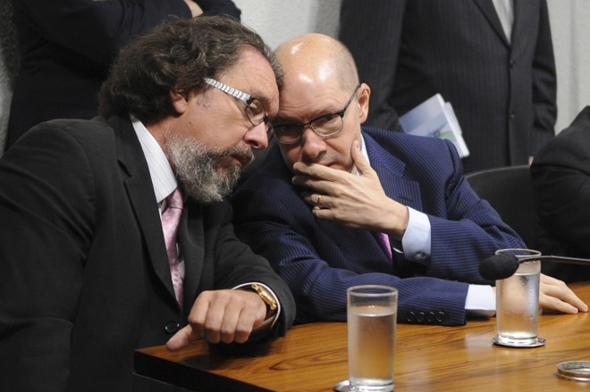 Demóstenes foi à sessão orientado por seu advogado, com quem conversa na imagem |