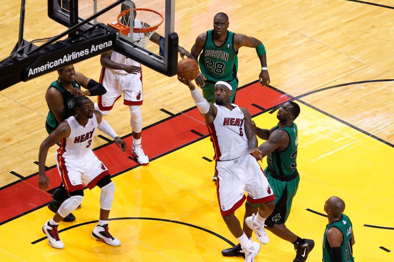 Miami Heat, de LeBron James, largou na frente diante do Boston Celtics na final da Conferência Leste da NBA | AFP