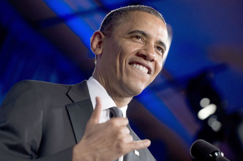Obama faz gesto havaiano durante jantar no Instituto de Estudos do Congresso, em Washington | Saul Loeb/AFP