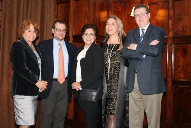 GUSTAVO FRANCO EM CURITIBA - A palestra Dinheiro e Magia, ministrada pelo ex-presidente do Banco Central, Gustavo Franco, foi um dos mais agradáveis eventos da temporada, entretendo tanto economistas como leigos ao tratar de temas como o mito de Fausto. Parceria entre o Graciosa Country Clube com a UniBrasil e Solar do Rosário, teve entre os presentes, Wanda Camargo, assessora institucional da UniBrasil, Regina Casillo, diretora do Solar do Rosário, Liana Leão, presidente do conselho da biblioteca do Graciosa e Clèmerson Merlin Clève, presidente da UniBrasil, que abraçaram o palestrante (segundo da esq. para a direita) |