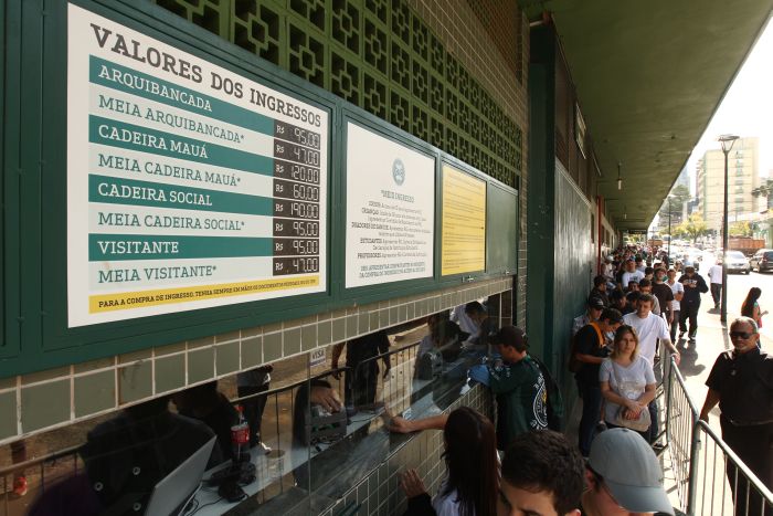 Movimento de torcedores em busca de ingressos para final foi grande no Couto Pereira nesta quinta-feira | Daniel Castellano / Gazeta do Povo