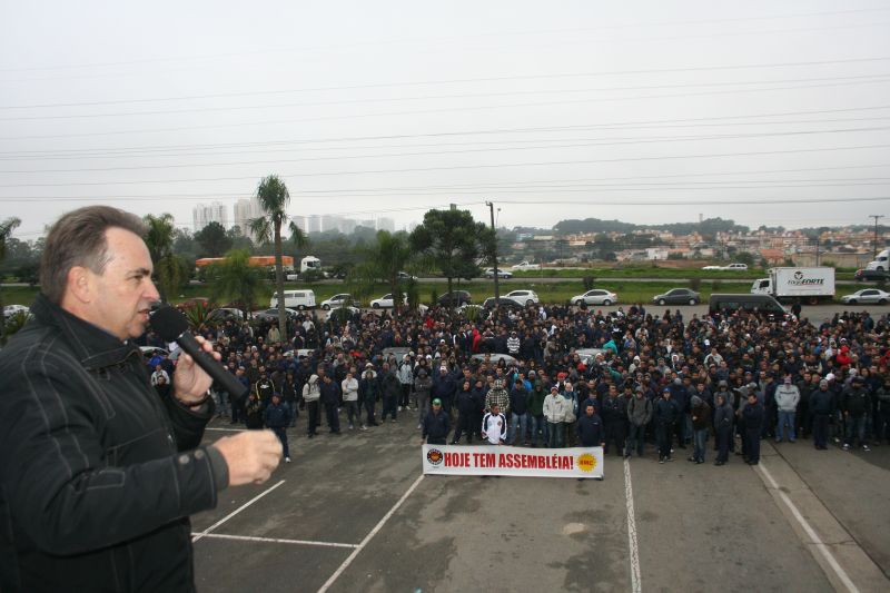 Butka, do Sindicato dos Metalúrgicos, discursa durante a assembleia dos funcionários da Volvo: impasse na negociação | Nilton de Oliveira/Imprensa SMC