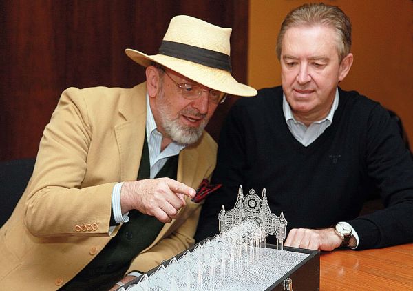 O artista plástico italiano Valerio Festi reuniu-se ontem em Curitiba com o prefeito Luciano Ducci para tratar do Mia Cara, espetáculo que produz para a Semana Italiana de Curitiba, marcado para o dia 25 de maio. Festi também apresentou ao prefeito a maquete da Galeria de Luz do Natal deste ano | Cesar Brustolin/SMCS