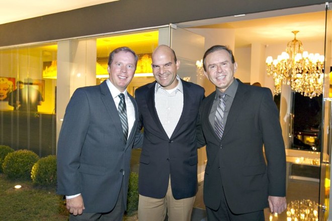 José Ost (à esq.), Marcelo Almeida (ao centro) e Carlos Rodolfo Sandrini comandaram o badalado coquetel de inauguração da sétima unidade do Centro Europeu na noite de quarta-feira, na Rua Itupava, Alto da XV |