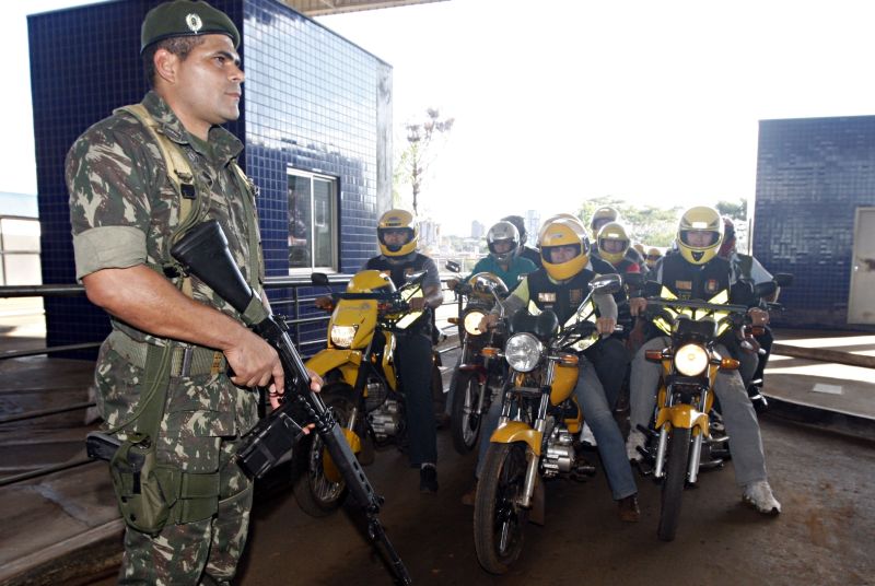 Ao todo, 180 soldados estão mobilizados para o reforço na fiscalização em Foz durante a Operação Fronteira Sul 1 | Christian Rizzi/Gazeta do Povo