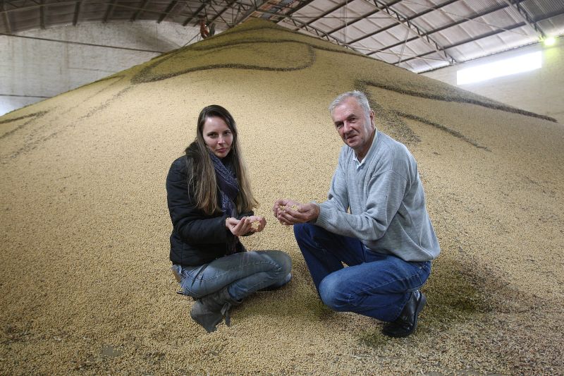 Mieceslau Borkovski e sua filha Maria Carolina: tecnologia e conhecimento colaboraram para sucessão familiar da propriedade | Jonathan Campos/Gazeta do Povo
