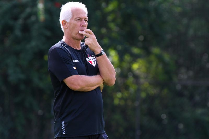 Leão não concordou com a decisão da diretoria em afastar o zagueiro Paulo Miranda | Luiz Pires / Vipcomm