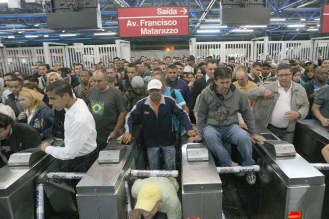 Mesmo ao fim da greve, o tumulto continuou: passageiros pularam catracas em estação do metrô | 