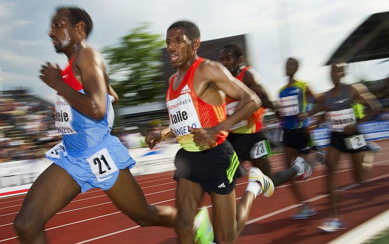 Haile Gebrselassie, de vermelho, não conseguiu vaga olímpica na última tentativa, na Holanda | Toussaint Kluiters / AFP
