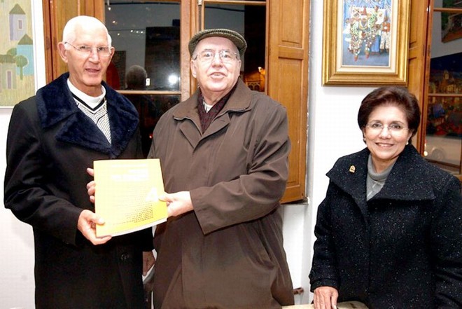 VOZES DO PARANÁ- O livro Vozes do Paraná 4, do jornalista Aroldo Murá, foi lançado em concorrido evento no Solar do Rosário, reunindo numerosos convidados. Entre os presentes, o Arcebispo de Curitiba, Dom Moacyr Vitti, que cumprimentou o escritor e a anfitriã, Regina Casillo, que comemora 20 anos do seu agradável espaço |