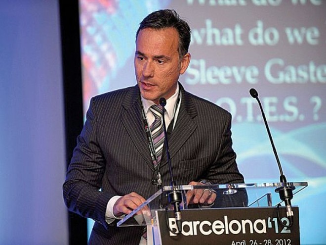 O cirurgião curitibano João Caetano Dallegrave Marchesini no momento em que proferia uma das conferências no Congresso Europeu de Cirurgia Bariátrica e Metabólica, em Barcelona, na Espanha, onde também fez uma operação ao vivo |