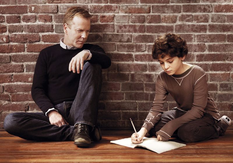 Em Touch, Martin Bohm se esforça para entender os sinais que seu filho Jake descobre no universo | Divulgação