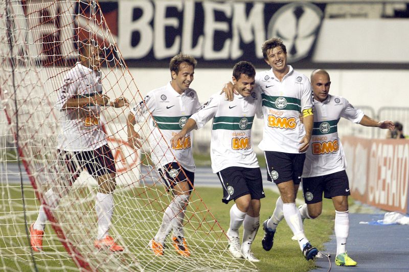 Tcheco, capitão coxa-branca, comemora o gol de falta que decretou a vitória e a classificação do Coritiba na Copa do Brasil | Tarso Sarraf/ AGIF/ Folhapress
